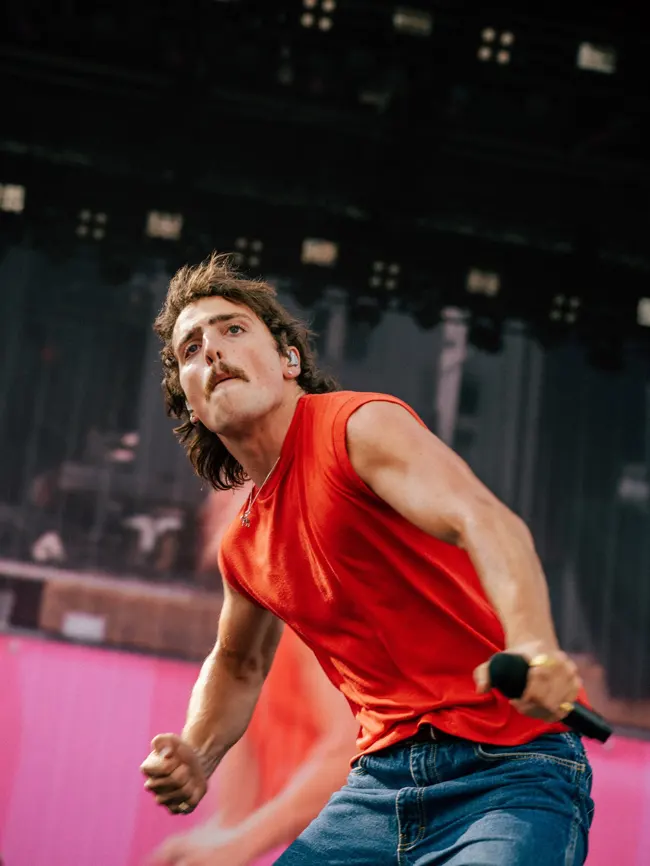 Benson Boone at Lollapalooza Berlin, photographed by Annelies Vollmuller